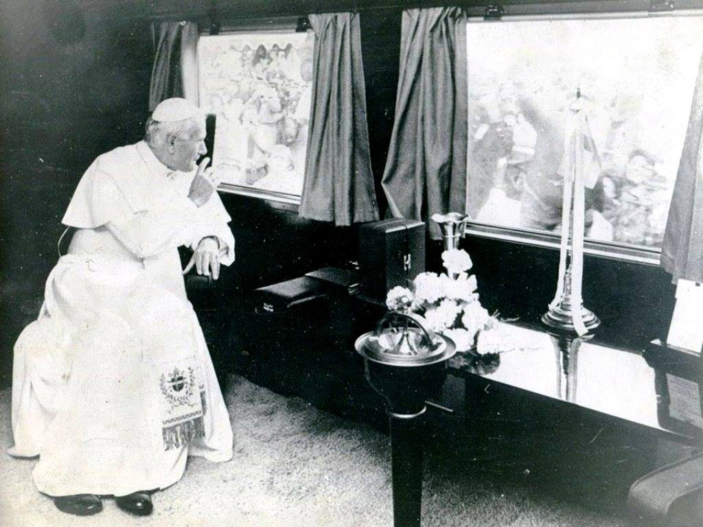 JUAN PABLO II abordo del Tren Papal (FFCC Sarmiento) pasando por la Estación Morón. 11 de junio de 1982.  Fuente: Historia Morón. 